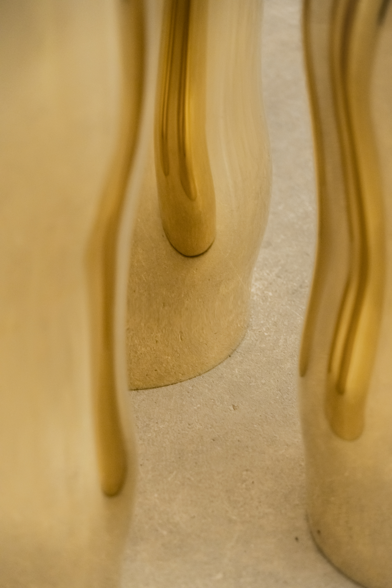 Mimo est une table d’appoint en laiton poli miroir, non verni. Sa structure repose sur une intention formelle simple : trois pieds et un plateau. Ses pieds, formés de manière organique, contrastent avec la ligne fine et délicate de son plateau.

La surface polie capte la lumière et reflète l’environnement, révélant l’élégance contenue dans la simplicité. Le laiton, travaillé à la main, invite à une expérience sensorielle où la matière et l’espace entrent en conversation.