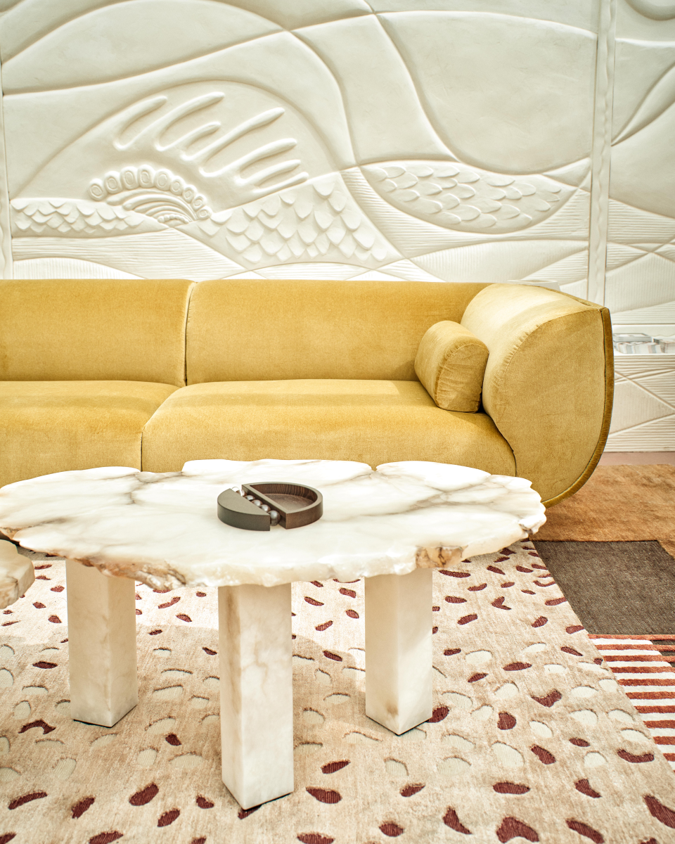 Taillée dans la roche brute, chaque table basse VESUVE est une pièce unique, où la nature dicte son design. Son plateau en albâtre sculpté révèle des veinages et textures singuliers, témoins de la formation millénaire de la pierre. Alliant brutalisme et élégance, elle capture la lumière et magnifie l’espace dans une présence sculpturale et intemporelle.

Découvertes et sélectionnées au cœur même des carrières, chacune des plaques inspire une table ou une suspension unique.