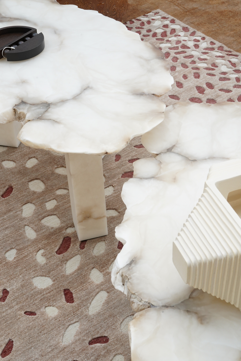 Taillée dans la roche brute, chaque table basse VESUVE est une pièce unique, où la nature dicte son design. Son plateau en albâtre sculpté révèle des veinages et textures singuliers, témoins de la formation millénaire de la pierre. Alliant brutalisme et élégance, elle capture la lumière et magnifie l’espace dans une présence sculpturale et intemporelle.

Découvertes et sélectionnées au cœur même des carrières, chacune des plaques inspire une table ou une suspension unique.