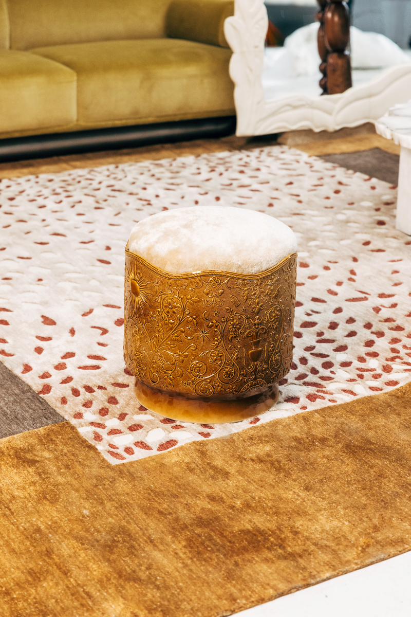 Visconti est un tabouret sculptural inspiré du cuir de Cordoue, ornement royal aux reflets d’Andalousie, et du Tarot Visconti-Sforza, l’un des plus anciens jeux divinatoires d’Italie. 

Sur son fût, une fresque gravée émerge : fleurs alchimiques, soleils flamboyants, étoiles et volutes végétales dansent dans un entrelacs sacré. Chaque symbole fait écho à un arcane : la main du Pape, l’Étoile, le Soleil, l’As de Coupe… 