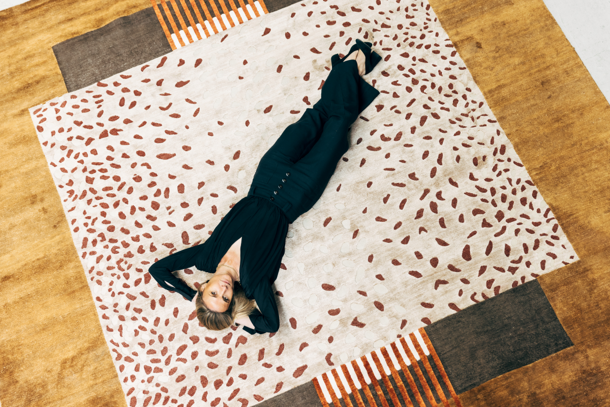 Pour concrétiser le tapis Amalgame, Maison LELEU a choisi une technique de nouage ancestrale, permettant de recréer l’illusion d’un tissage kilim tout en offrant une précision et une richesse de détail qu’un kilim traditionnel, plus rudimentaire, ne saurait atteindre. Ce procédé leur a permis d’unir l’apparente simplicité d’un tissé à la richesse tactile d’un velours coupé, pour donner naissance à une surface vibrante, presque vivante.