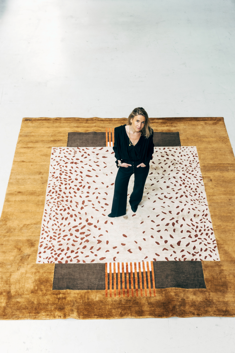 Pour concrétiser le tapis Amalgame, Maison LELEU a choisi une technique de nouage ancestrale, permettant de recréer l’illusion d’un tissage kilim tout en offrant une précision et une richesse de détail qu’un kilim traditionnel, plus rudimentaire, ne saurait atteindre. Ce procédé leur a permis d’unir l’apparente simplicité d’un tissé à la richesse tactile d’un velours coupé, pour donner naissance à une surface vibrante, presque vivante.