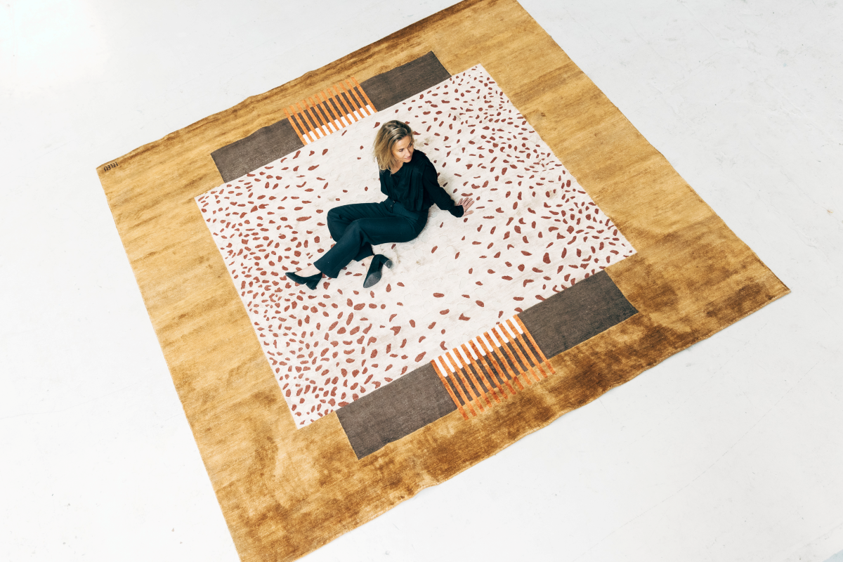 Pour concrétiser le tapis Amalgame, Maison LELEU a choisi une technique de nouage ancestrale, permettant de recréer l’illusion d’un tissage kilim tout en offrant une précision et une richesse de détail qu’un kilim traditionnel, plus rudimentaire, ne saurait atteindre. Ce procédé leur a permis d’unir l’apparente simplicité d’un tissé à la richesse tactile d’un velours coupé, pour donner naissance à une surface vibrante, presque vivante.