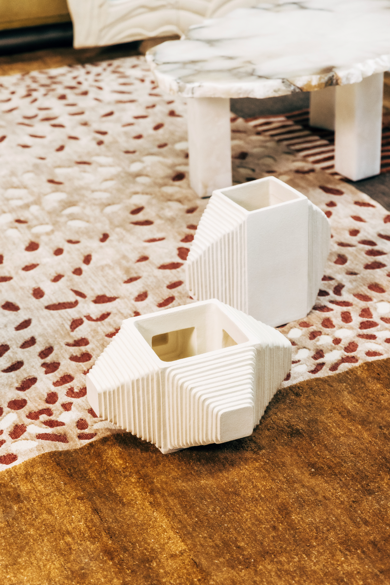 MILLE 2 est une pièce sculpturale née du goût de la créatrice Adeline Delesalle pour l’architecture.
Elle est composée d’un assemblage de plaques minutieusement calculées pour donner relief et symétrie.
Chaque pièce est entièrement fabriquée à la main en grès blanc chamotté et peut recevoir des végétaux secs.