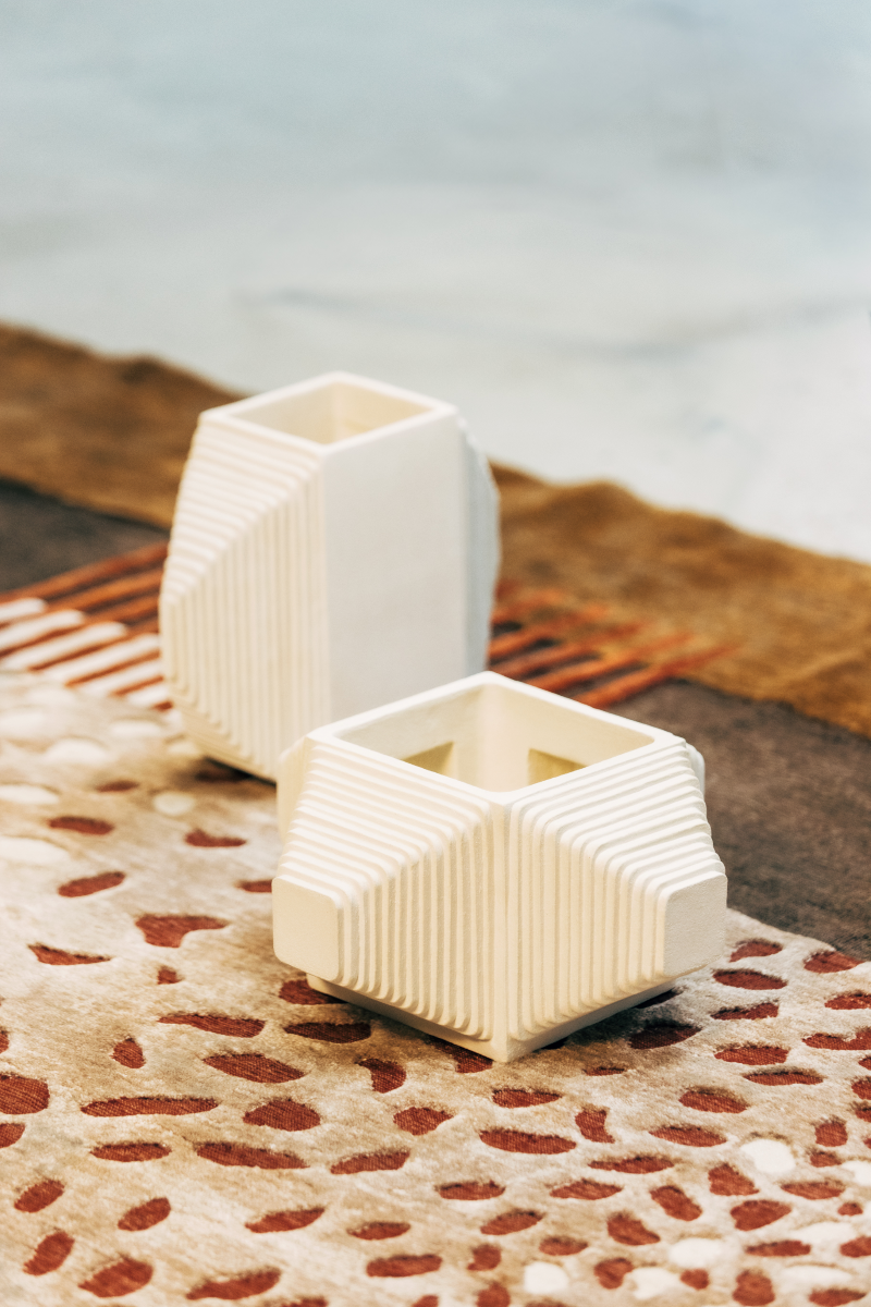 MILLE 1 est une pièce sculpturale née du goût de la créatrice Adeline Delesalle pour l’architecture.
Elle est composée d’un assemblage de plaques minutieusement calculées pour donner relief et symétrie.
Chaque pièce est entièrement fabriquée à la main en grès blanc chamotté et peut recevoir des végétaux secs.