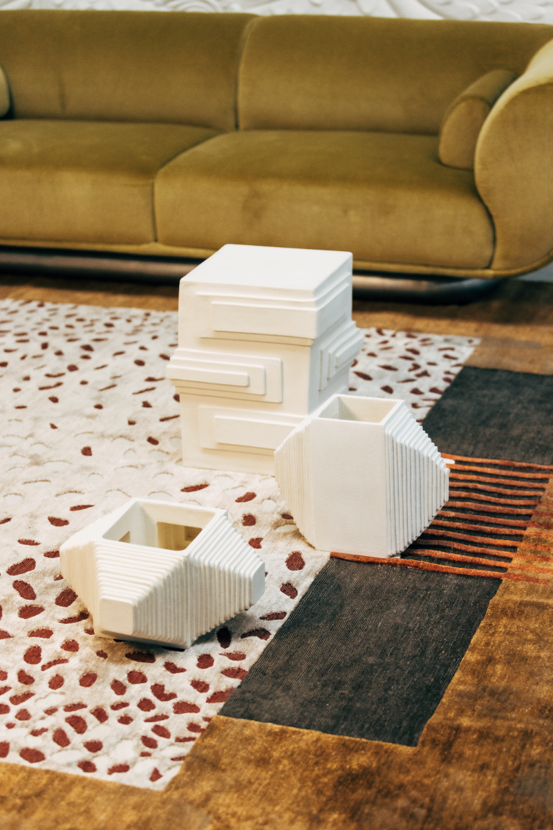 MILLE 1 est une pièce sculpturale née du goût de la créatrice Adeline Delesalle pour l’architecture.
Elle est composée d’un assemblage de plaques minutieusement calculées pour donner relief et symétrie.
Chaque pièce est entièrement fabriquée à la main en grès blanc chamotté et peut recevoir des végétaux secs.