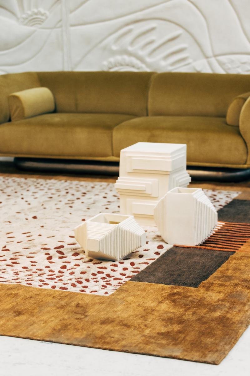 MILLE 1 est une pièce sculpturale née du goût de la créatrice Adeline Delesalle pour l’architecture.
Elle est composée d’un assemblage de plaques minutieusement calculées pour donner relief et symétrie.
Chaque pièce est entièrement fabriquée à la main en grès blanc chamotté et peut recevoir des végétaux secs.