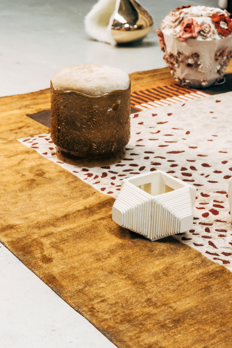 MILLE 2 est une pièce sculpturale née du goût de la créatrice Adeline Delesalle pour l’architecture.
Elle est composée d’un assemblage de plaques minutieusement calculées pour donner relief et symétrie.
Chaque pièce est entièrement fabriquée à la main en grès blanc chamotté et peut recevoir des végétaux secs.