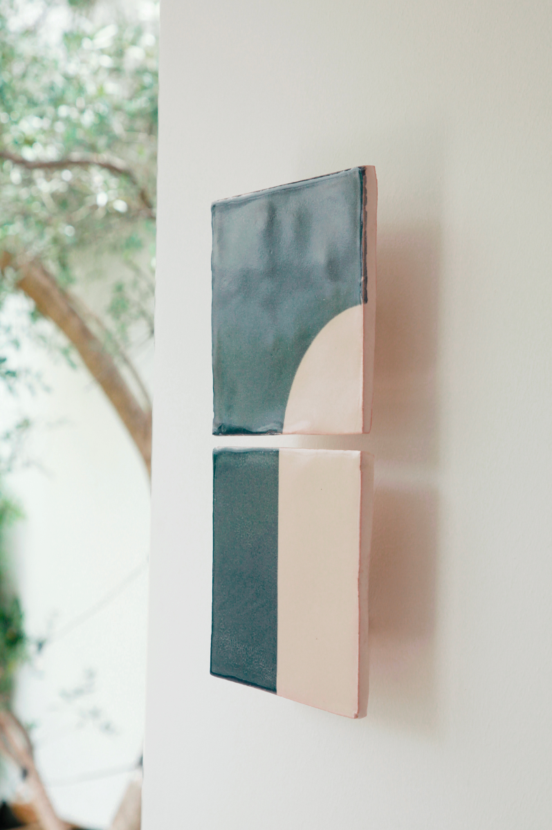 Les Tiles sont des appliques murales conçues par Violaine d'Harcourt en collaboration avec la designer hollandaise Marianne Smink. Les carreaux de céramique sont fabriqués à la main dans un atelier portugais. Ils sont teintés dans des coloris naturels en utilisant le procédé de la sérigraphie. La Tiles B est ainsi colorée d'un bleu pétrole et d'un beige représentant la céramique brute.