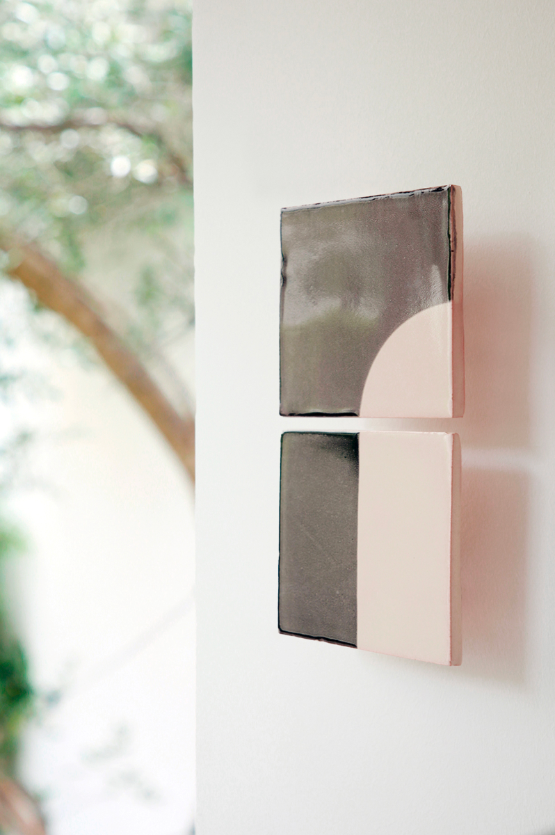 Les tuiles sont teintées dans des coloris naturels en utilisant le procédé de la sérigraphie. La Tiles G est ainsi colorée d'un gris destroy et d'un beige représentant la céramique brute. L'ampoule, cachée derrière un carreau, diffuse un éclairage indirect, créant un effet de clair-obscur et un éclairage très doux. Les tuiles sont composées de deux carrés de céramique et peuvent être utilisées seules ou combinées pour former des motifs plus complexes.