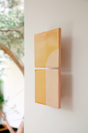 Les tuiles sont teintées dans des coloris naturels en utilisant le procédé de la sérigraphie. La Tiles J est ainsi colorée d'un jaune clair et d'un beige représentant la céramique brute. L'ampoule, cachée derrière un carreau, diffuse un éclairage indirect, créant un effet de clair-obscur et un éclairage très doux. Les tuiles sont composées de deux carrés de céramique et peuvent être utilisées seules ou combinées pour former des motifs plus complexes.