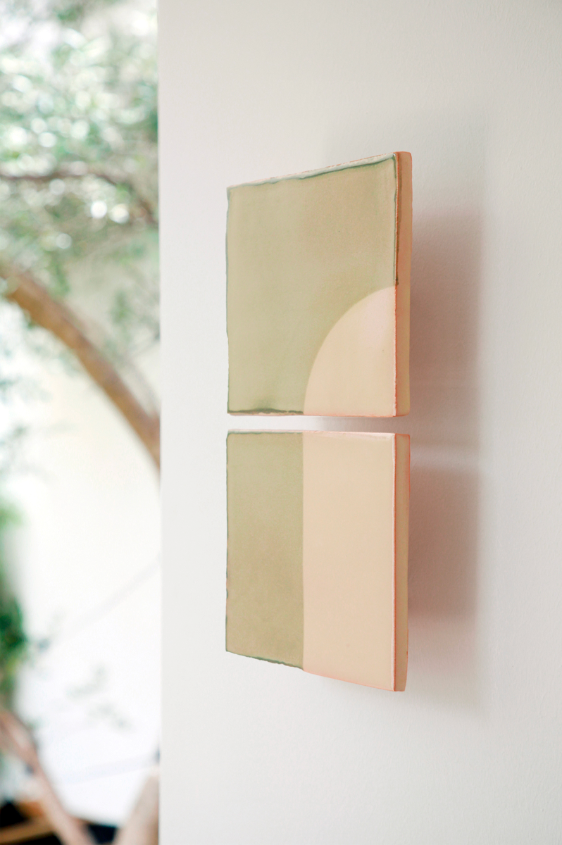 Les tuiles sont teintées dans des coloris naturels en utilisant le procédé de la sérigraphie. La Tiles V est ainsi colorée d'un vert sauge et d'un beige représentant la céramique brute. L'ampoule, cachée derrière un carreau, diffuse un éclairage indirect, créant un effet de clair-obscur et un éclairage très doux. Les tuiles sont composées de deux carrés de céramique et peuvent être utilisées seules ou combinées pour former des motifs plus complexes.