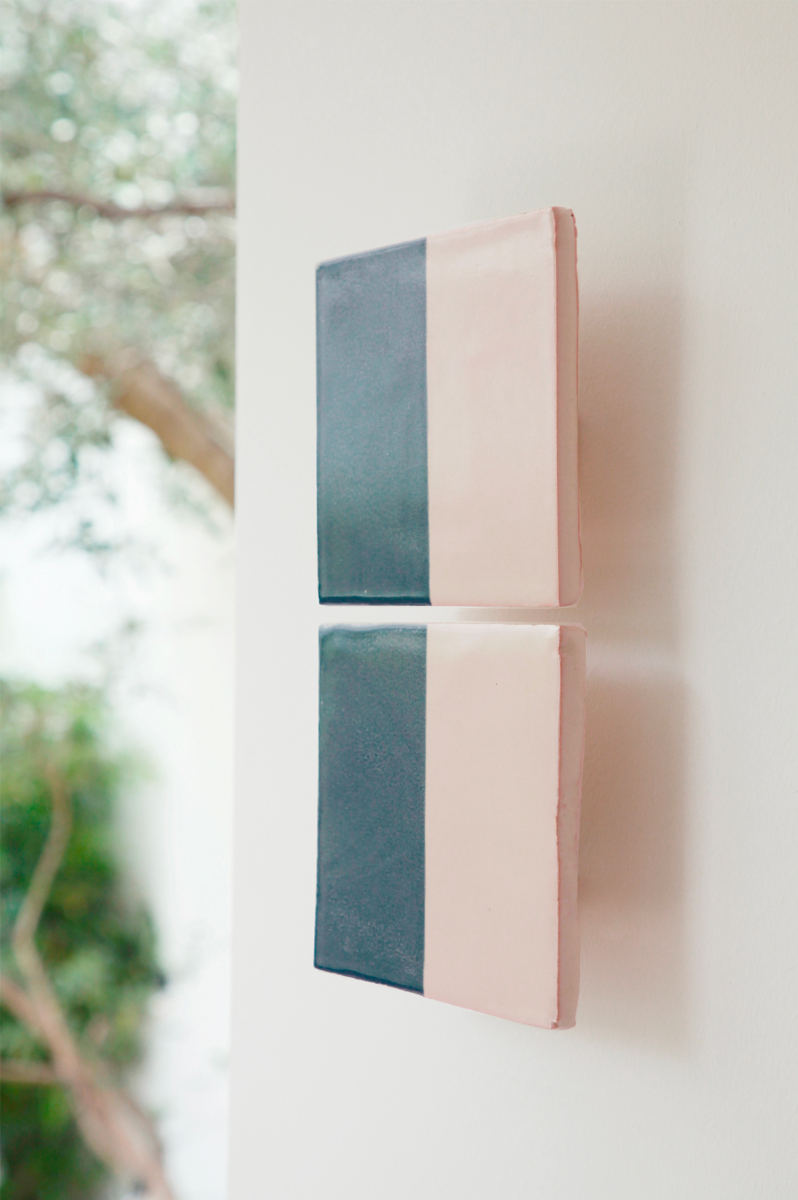 Les Tiles sont teintés dans des coloris naturels en utilisant le procédé de la sérigraphie. L'ampoule, cachée derrière un carreau, diffuse un éclairage indirect, créant un effet de clair-obscur et un éclairage très doux. Les Tiles sont composés de deux carrés de céramique et peuvent être utilisés seuls ou combinés pour former des motifs plus complexes, offrant ainsi de nombreuses possibilités de personnalisation.