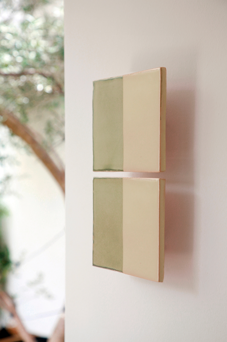 Les Tiles sont teintés dans des coloris naturels en utilisant le procédé de la sérigraphie. L'ampoule, cachée derrière un carreau, diffuse un éclairage indirect, créant un effet de clair-obscur et un éclairage très doux. Les carreaux sont composés de deux carrés de céramique et peuvent être utilisés seuls ou combinés pour anciens motifs plus complexes, offrant ainsi de nombreuses possibilités de personnalisation.