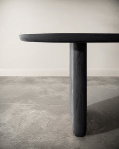 La table à dîner&nbsp;Maho&nbsp;est la première création imaginée par Caroline Andréoni. À&nbsp;la recherche de la table parfaite pour notre showroom, nous avons voulu un meuble intemporel et minimaliste pour l’associer facilement à tout type d'intérieur. Ses forme arrondies, ses pieds asymétriques et son imposant plateau en teck&nbsp;massif lui apportent un design unique.
