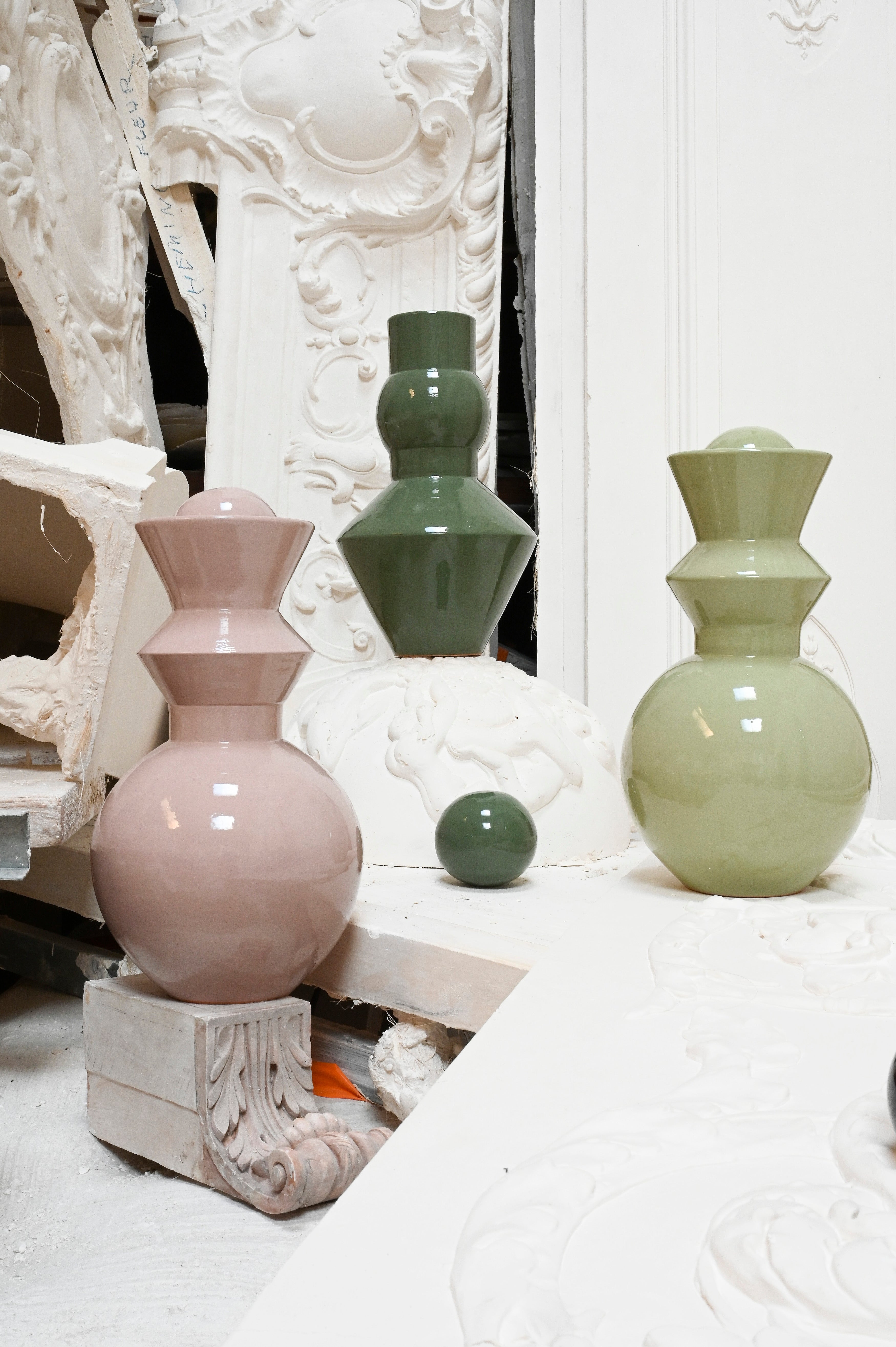 Pièce iconique de&nbsp; notre &nbsp;collection signature, le vase Pico se pare d'une nouvelle robe&nbsp;vert d'Égypte pour &nbsp;Résonance et viendra&nbsp; sublimer &nbsp;délicatement votre intérieur.  Objet sculptural par excellence, Pico se pose et se compose, agrémenté de sa sphère posée sur le haut ou déposée sur le côté, il évolue selon vos envies, se transformant de vase en sculpture et de sculpture en vase. Alternance de formes généreuses et graphiques, ils sauront vivre seuls ou en paire.