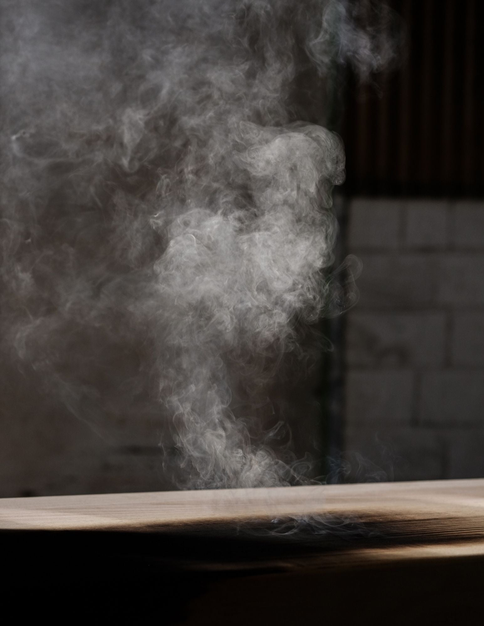 La table à dîner&nbsp;Maho&nbsp;est la première création imaginée par Caroline Andréoni. À&nbsp;la recherche de la table parfaite pour notre showroom, nous avons voulu un meuble intemporel et minimaliste pour l’associer facilement à tout type d'intérieur. Ses forme arrondies, ses pieds asymétriques et son imposant plateau en teck&nbsp;massif lui apportent un design unique.