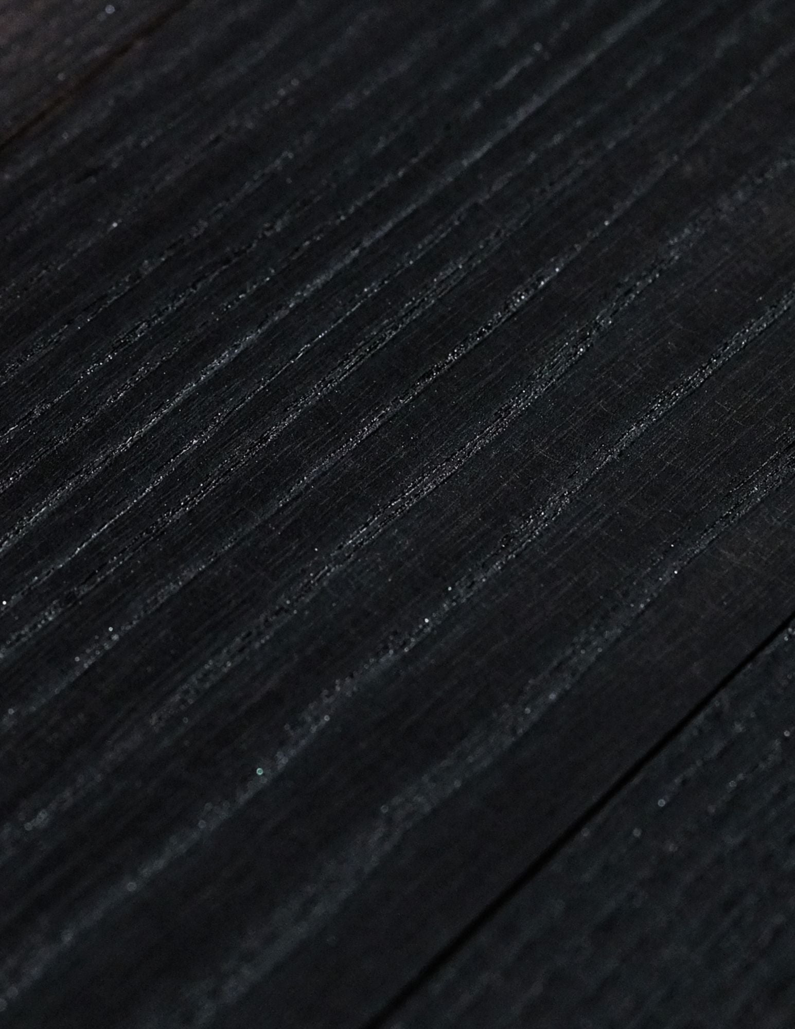 La table à dîner&nbsp;Maho&nbsp;est la première création imaginée par Caroline Andréoni. À&nbsp;la recherche de la table parfaite pour notre showroom, nous avons voulu un meuble intemporel et minimaliste pour l’associer facilement à tout type d'intérieur. Ses forme arrondies, ses pieds asymétriques et son imposant plateau en teck&nbsp;massif lui apportent un design unique.