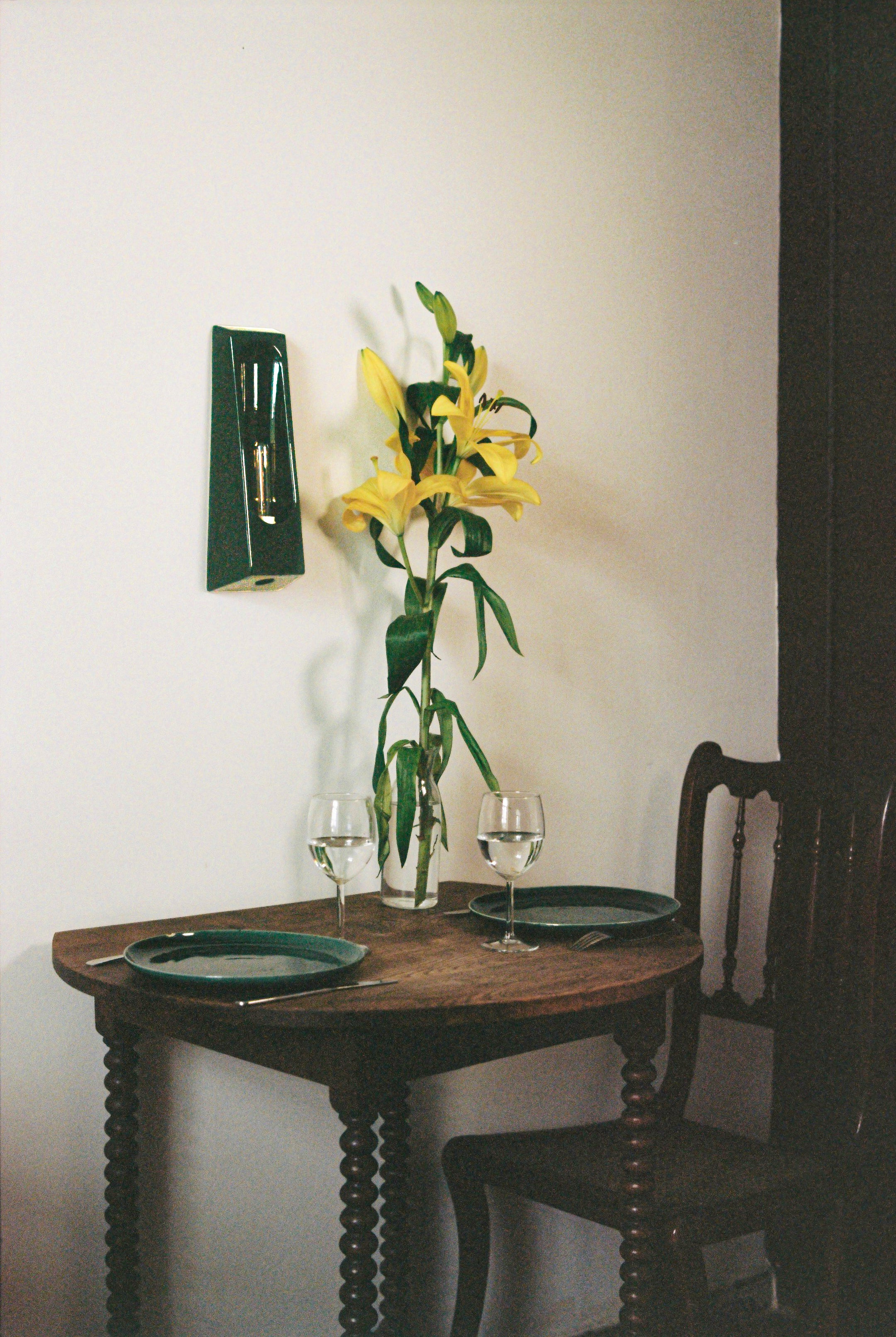 Alliance de l'artisanat et du design contemporain, les appliques Alcove de Violaine d'Harcourt sont fabriquées en céramique émaillée au Portugal, dans une région où le travail de l'argile est une tradition ancestrale. Leur forme s'inspire de l'élément architectural auquel elles ont emprunté leur nom - l'alcôve - qui évoque une ambiance intimiste et feutrée. Au centre de l'applique, une élégante ampoule tubulaire diffuse une lumière tamisée qui sublime les émaux aux teintes naturelles.