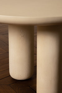 Dans l'esprit de notre table Maho, nous avons créé le banc Yuma, assise idéale à disposer dans une entrée, en bout de lit ou dans son salon. L'asymétrie de ses pieds et la forme organique de son plateau en acajou laqué et craquelé lui confèrent un design singulier et versatile. Banc en bois massif ultra décoratif et fonctionnel par Caroline Andréoni La Maison. Bois laqué effet craquelé.