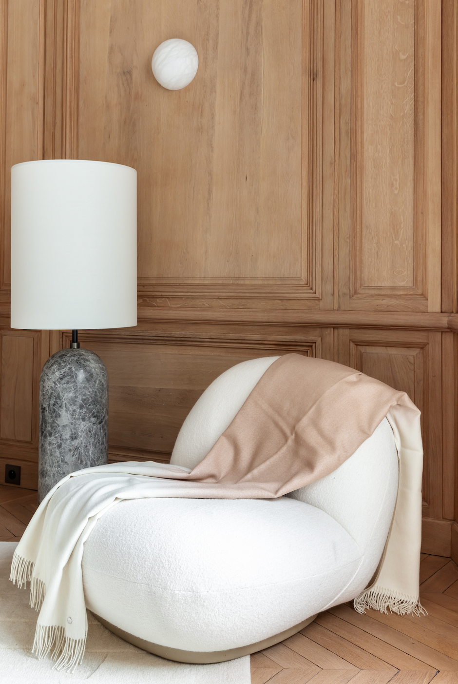 Plaid sur un canapé ou jeté de lit, notre plaid Cozia en baby alpaga au dégradé de couleurs intemporelles et délicates est emblématique du style Caroline Andréoni.