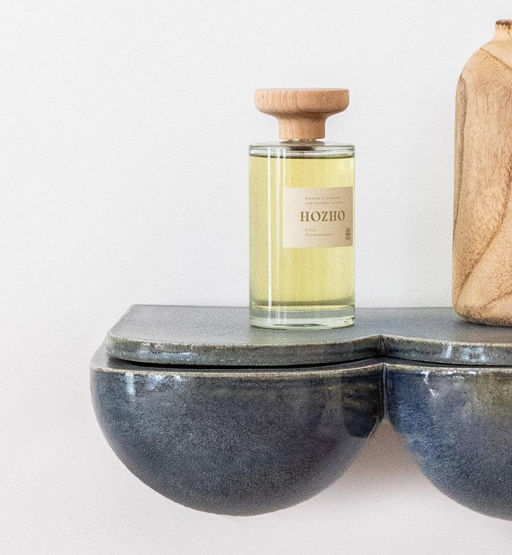 L'étagère, véritable pièce créative, aux lignes harmonieuses et généreuses saura habiller votre mur. En table de chevet ou dans votre entrée, en solo, duo ou trio... les combinaisons sont nombreuses et donnent libre cours à votre imagination. Ses rondeurs et son émail brillant couleur bleu lazuli lui donnent une allure douce et des airs de bijou artisanal. &nbsp;  Petite subtilité, une niche se cache sous la tablette amovible et fera office de rangement pour vos trésors, apportant une double.