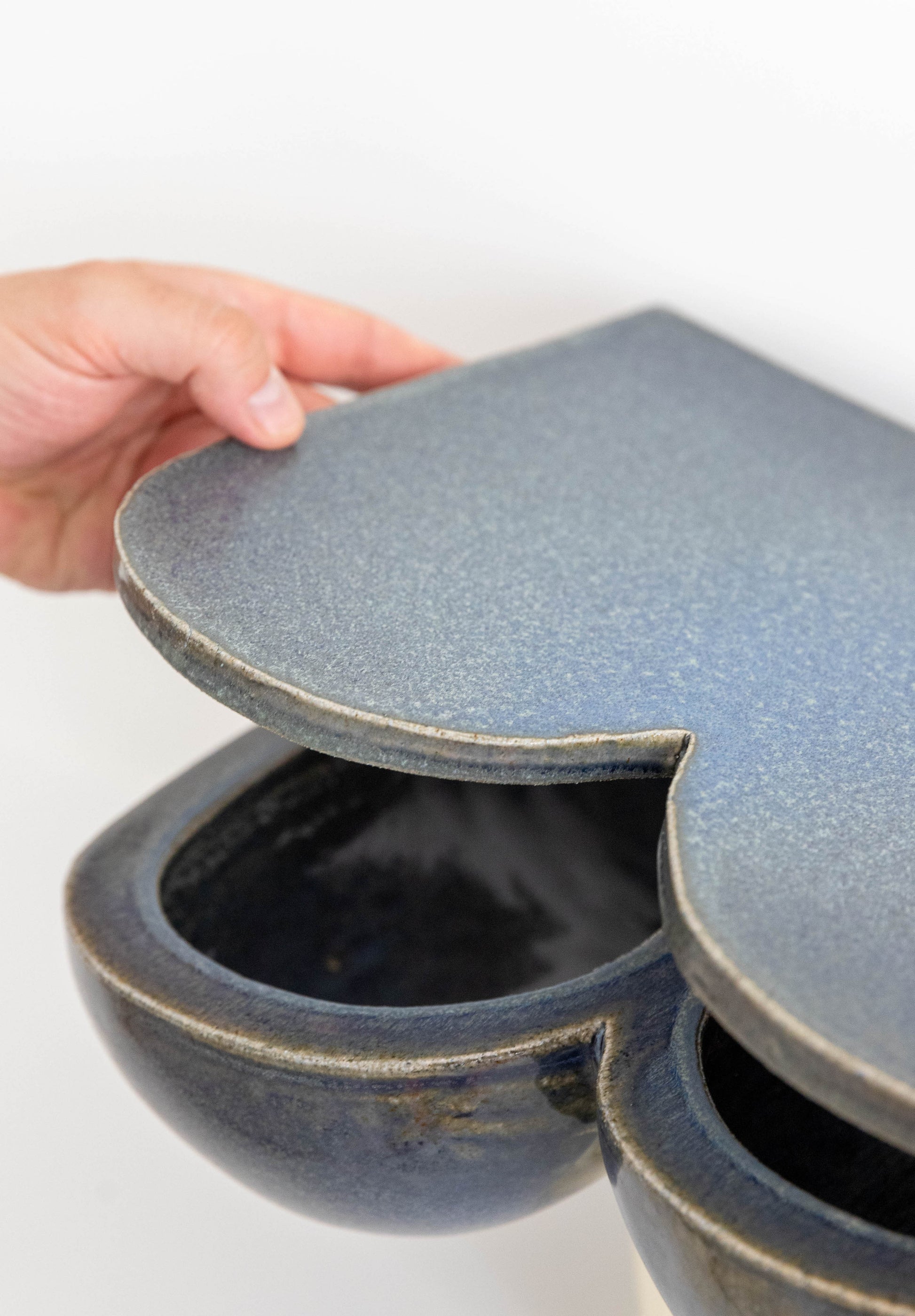 L'étagère, véritable pièce créative, aux lignes harmonieuses et généreuses saura habiller votre mur. En table de chevet ou dans votre entrée, en solo, duo ou trio... les combinaisons sont nombreuses et donnent libre cours à votre imagination. Ses rondeurs et son émail brillant couleur bleu lazuli lui donnent une allure douce et des airs de bijou artisanal. &nbsp;  Petite subtilité, une niche se cache sous la tablette amovible et fera office de rangement pour vos trésors, apportant une double.