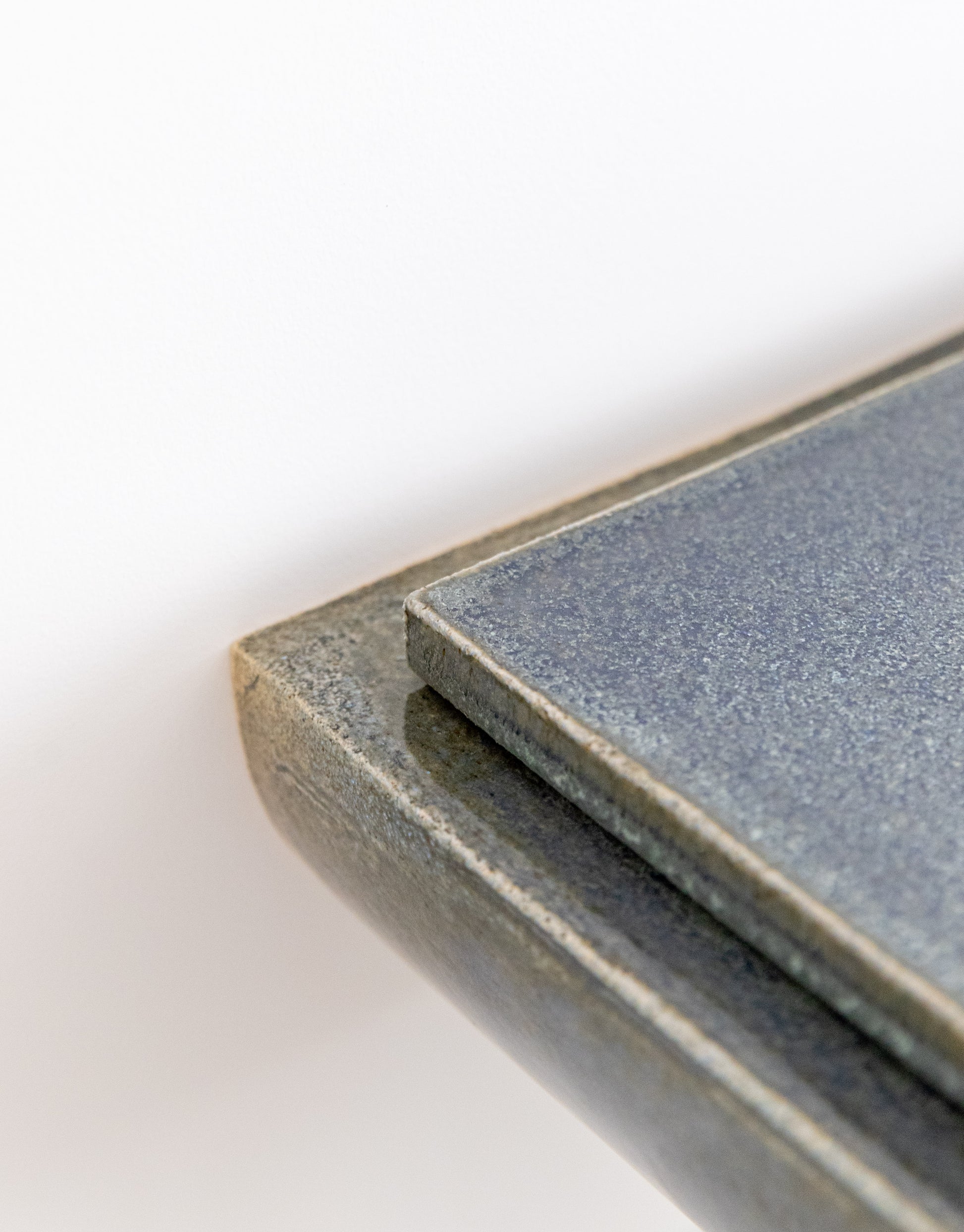 L'étagère, véritable pièce créative, aux lignes harmonieuses et généreuses saura habiller votre mur. En table de chevet ou dans votre entrée, en solo, duo ou trio... les combinaisons sont nombreuses et donnent libre cours à votre imagination. Ses rondeurs et son émail brillant couleur bleu lazuli lui donnent une allure douce et des airs de bijou artisanal. &nbsp;  Petite subtilité, une niche se cache sous la tablette amovible et fera office de rangement pour vos trésors, apportant une double.