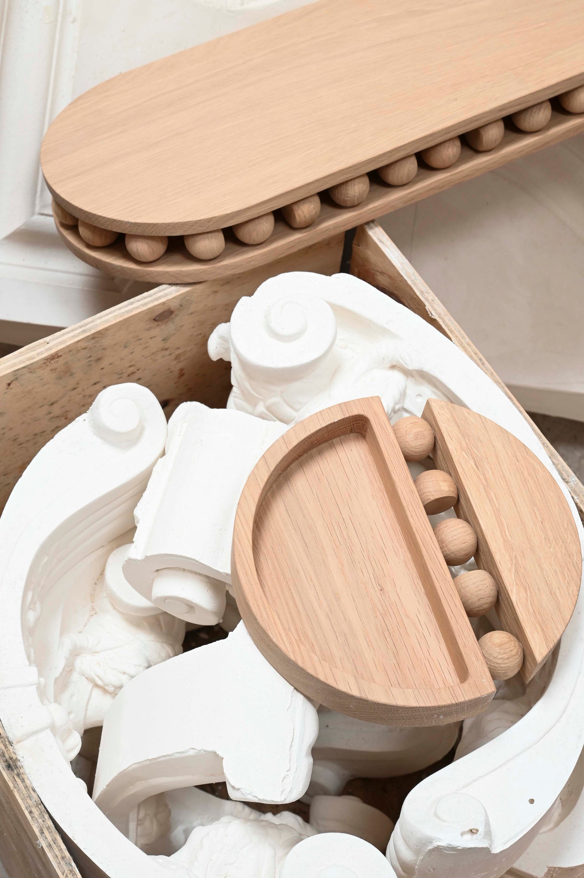 Pièce iconique notre collection signature, le vide poche Tolitoli se voit sublimer d'un nouveau matériau pour Résonance: le bois de chêne naturel. En décoration d’intérieur, il y a des petits objets qui font la différence ! C’est le cas du vide poche&nbsp;Tolitoli&nbsp;réalisé en bois naturel de chêne.


Sur une console dans l’entrée pour y déposer ses clés, ou sur une table basse pour ranger ses trésors, sa forme entrecoupée de cette ligne de sphères emblématique de notre collection signature.