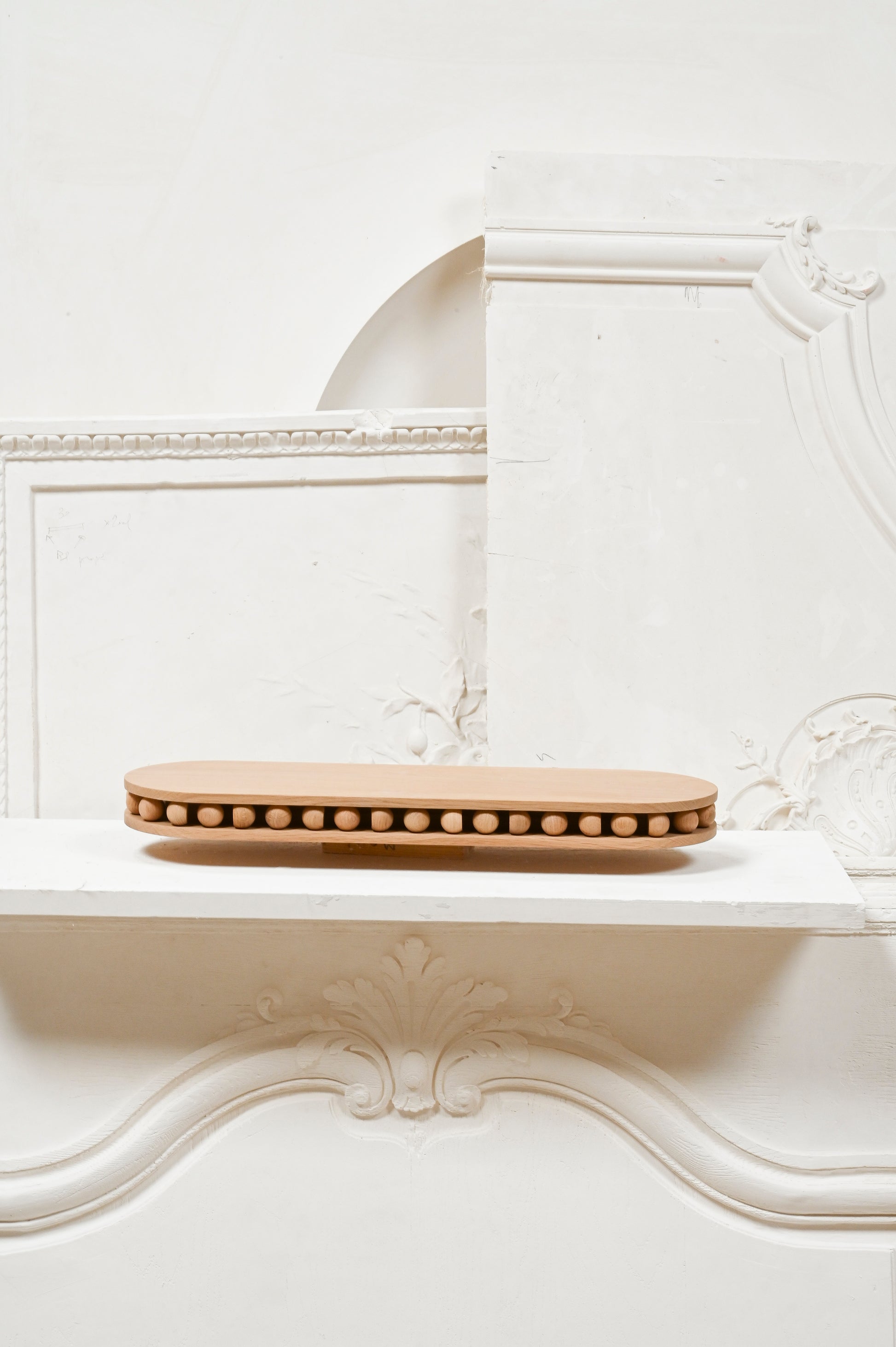 Pièce iconique de notre collection signature, l'étagère Leòn se voit sublimée d'un nouveau matériau pour Résonance : le bois de chêne naturel. Elle viendra orner votre intérieur.
À fixer sur un mur ou de chaque côté d'un lit comme chevet, l'étagère Leòn est un petit bijou d’ébénisterie. L’apparente simplicité de ce collier de sphères qui s’est glissé entre chaque plateau de bois lui apporte une vraie singularité.