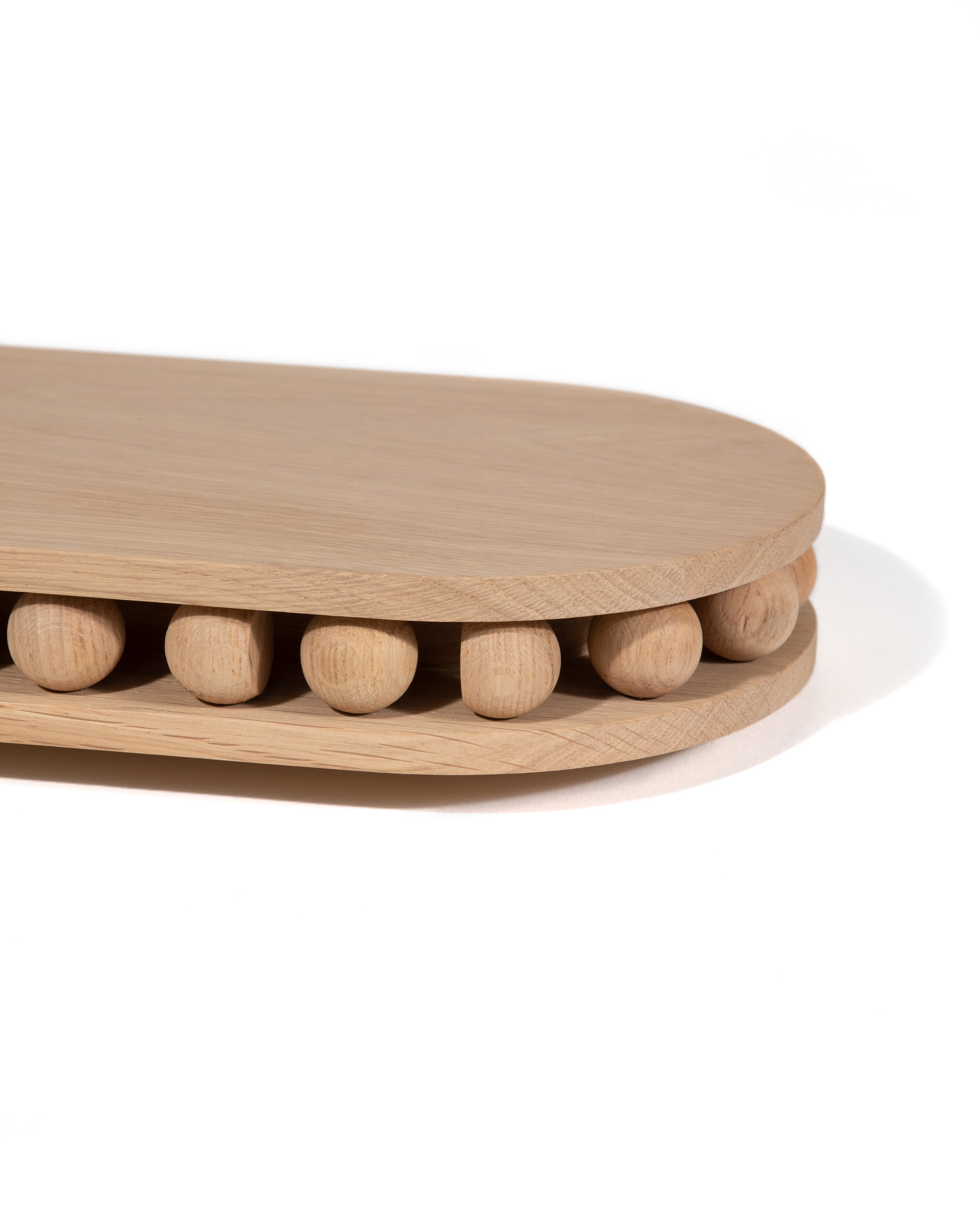 Pièce iconique de notre collection signature, l'étagère Leòn se voit sublimée d'un nouveau matériau pour Résonance : le bois de chêne naturel. Elle viendra orner votre intérieur.
À fixer sur un mur ou de chaque côté d'un lit comme chevet, l'étagère Leòn est un petit bijou d’ébénisterie. L’apparente simplicité de ce collier de sphères qui s’est glissé entre chaque plateau de bois lui apporte une vraie singularité.