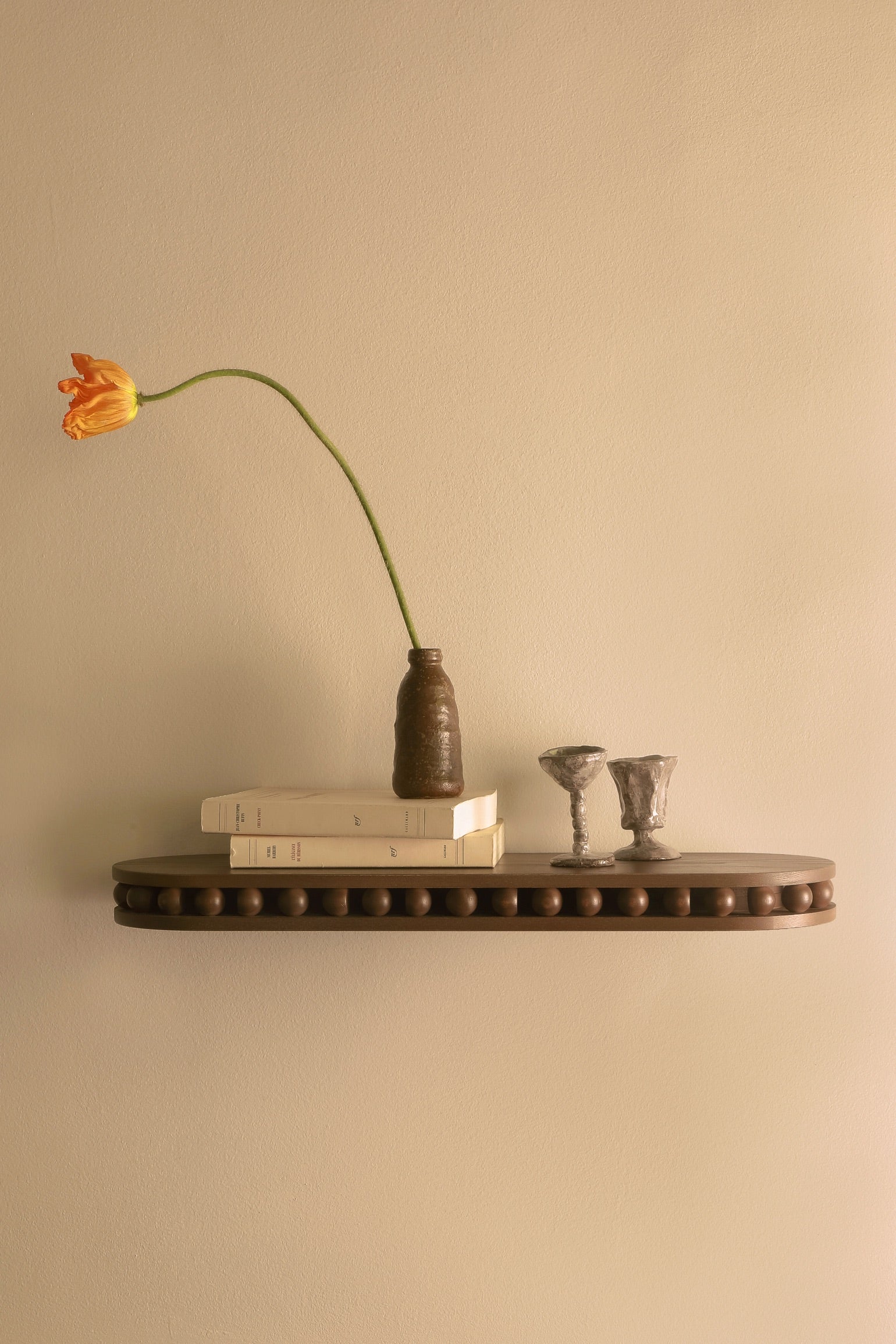 A fixer sur le côté d'un mur ou de chaque côté d'un lit comme chevet, l'étagère Léon est un petit bijou d’ébénisterie. Etagère en bois massif réalisé par un atelier artisanal français, pièce iconique de la collection Caroline Andréoni La Maison.