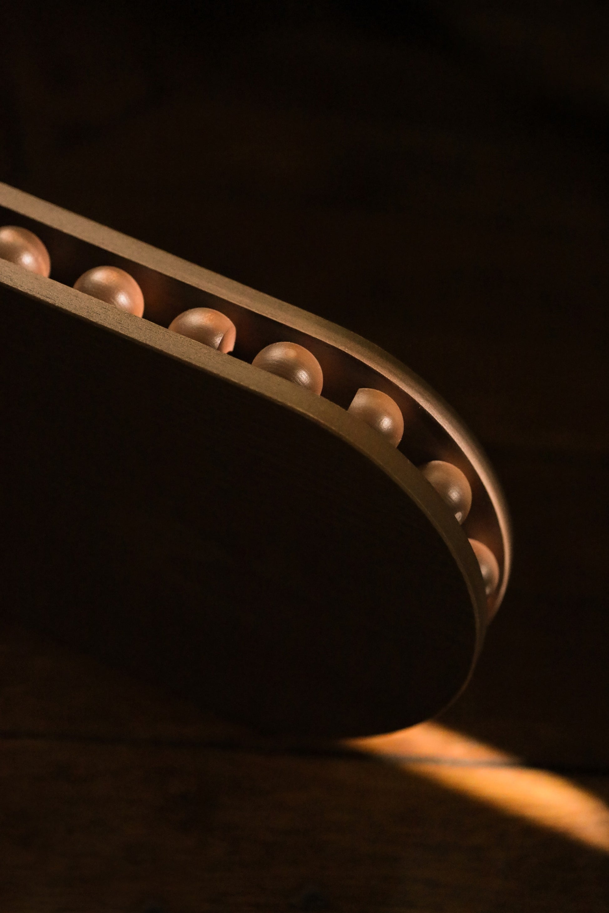 A fixer sur le côté d'un mur ou de chaque côté d'un lit comme chevet, l'étagère Léon est un petit bijou d’ébénisterie. Etagère en bois massif réalisé par un atelier artisanal français, pièce iconique de la collection Caroline Andréoni La Maison. Dans le détail, Caroline Andréoni est venue jouer avec les courbes et les sphères pour une pièce décorative et ornementale.