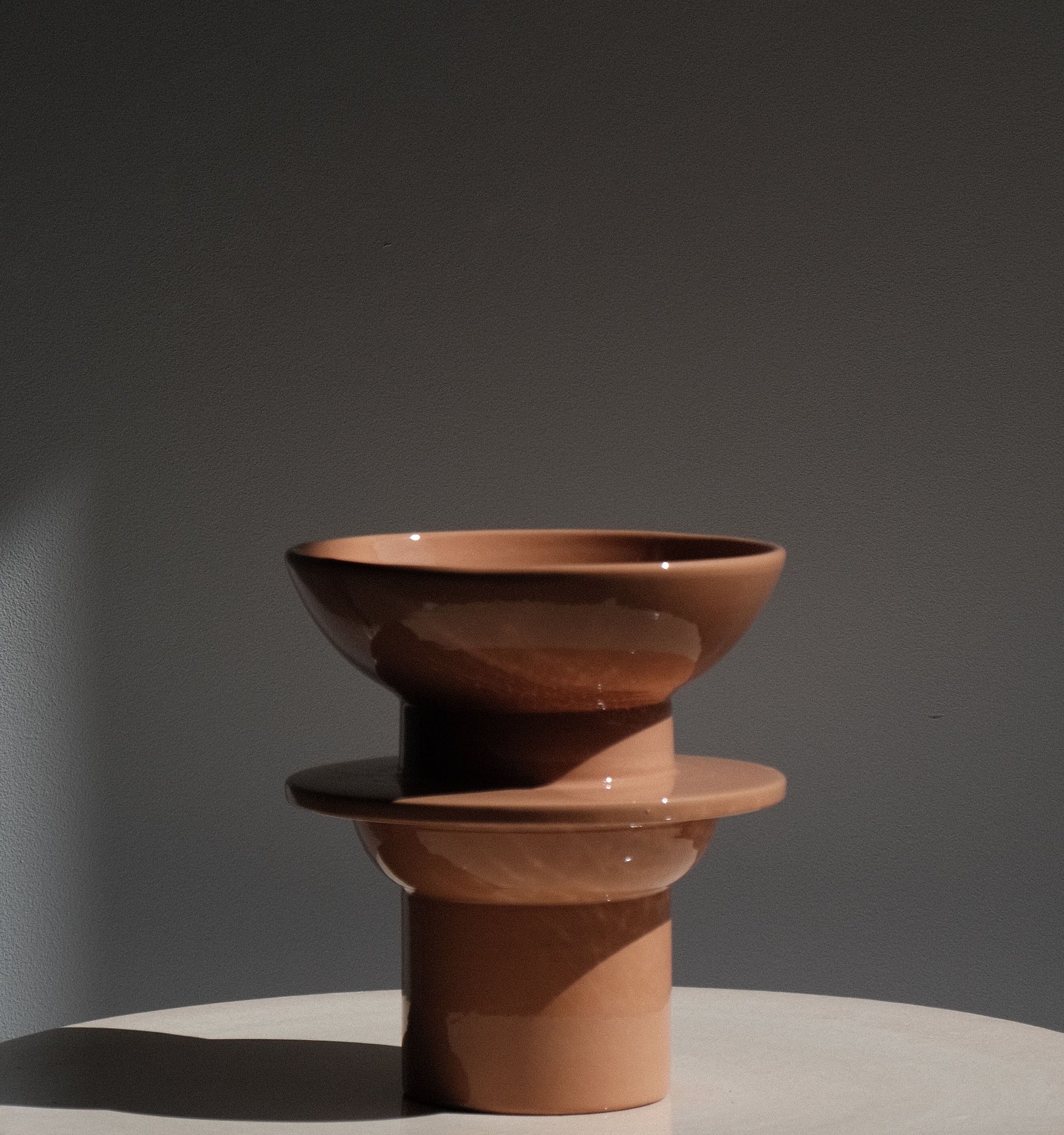 Lampe à poser Etna, en céramique tournée à la main en Italie. Création issue de la collection Libre comme... par Caroline Andréoni & Léa Ginac.