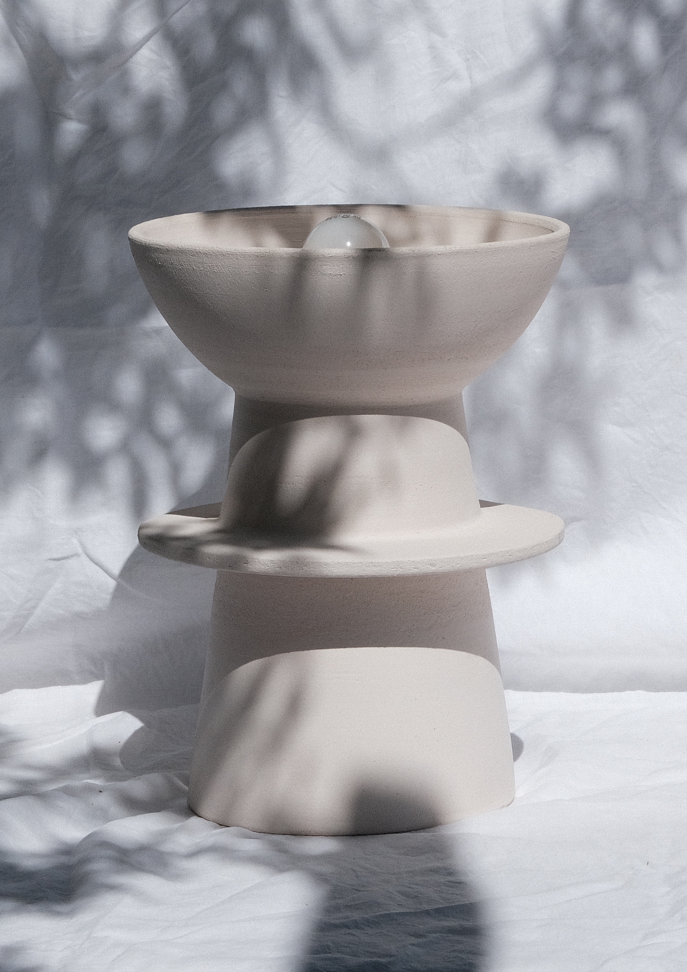 Lampe à poser Vesuvio, en céramique tournée à la main en Italie. Création issue de la collection Libre comme... par Caroline Andréoni & Léa Ginac.