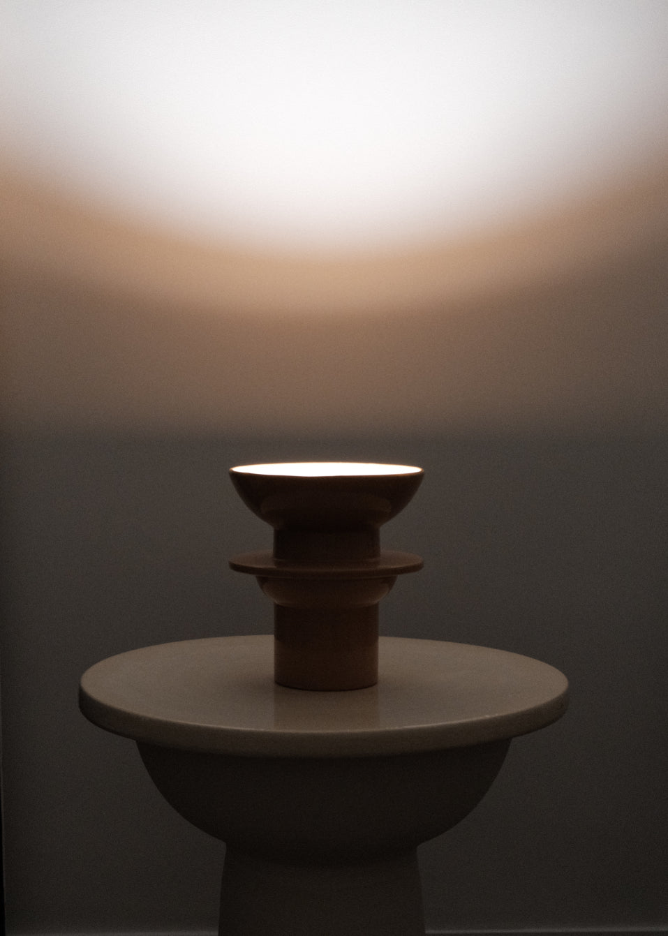 Lampe à poser Etna, en céramique tournée à la main en Italie. Création issue de la collection Libre comme... par Caroline Andréoni & Léa Ginac.