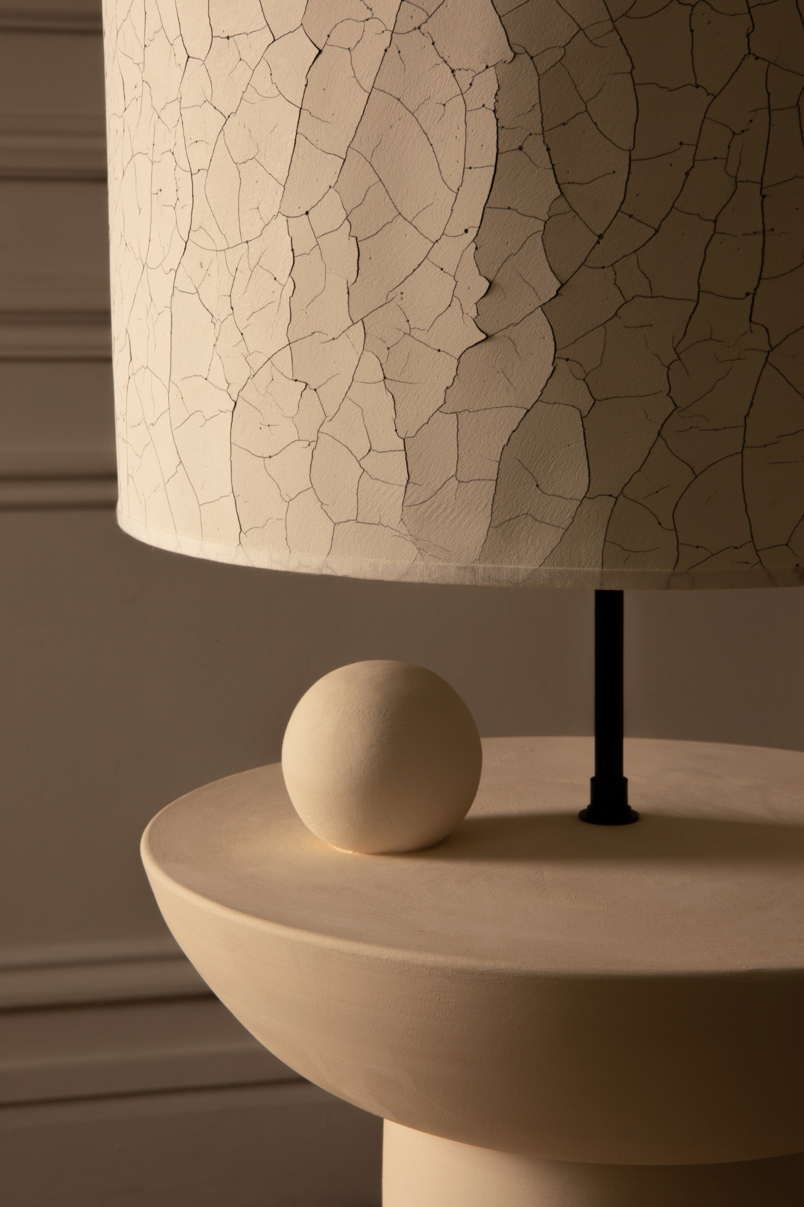 Pièce maîtresse de notre collection, la lampe Uyuni est emblématique de la marque Caroline Andréoni La Maison. Lampe intemporelle, son design audacieux avec cette sphère qui semble flotter sur le pied ainsi que la technicité apportée à chacune des matières lui confèrent un statut de petit bijou artisanal. Pied en grès tourné à la main par notre artisan italien. Détails matériaux.