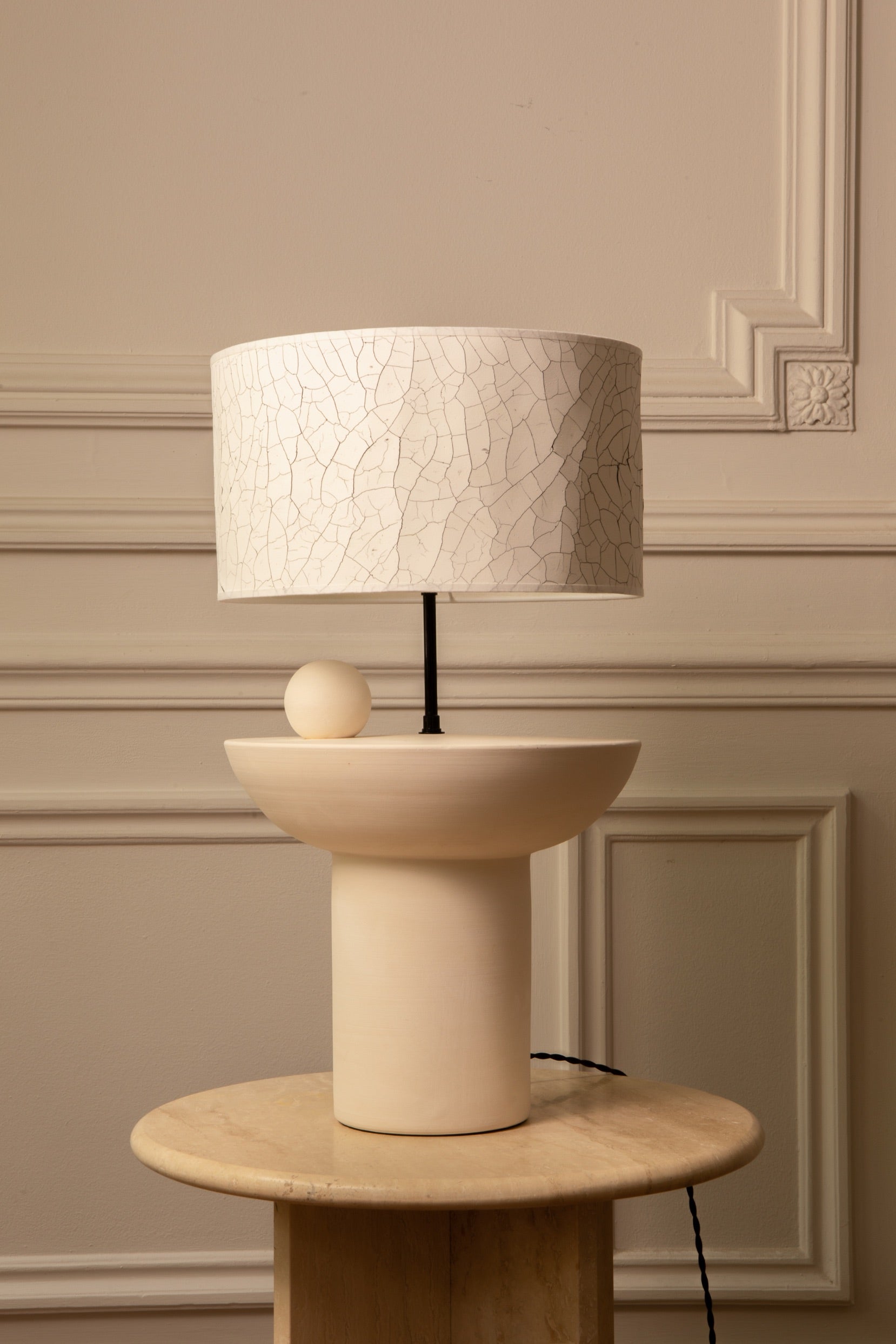 Pièce maîtresse de notre collection, la lampe Uyuni est emblématique de la marque Caroline Andréoni La Maison. Lampe intemporelle, son design audacieux avec cette sphère qui semble flotter sur le pied ainsi que la technicité apportée à chacune des matières lui confèrent un statut de petit bijou artisanal.  Pied en grès tourné à la main par notre artisan italien.