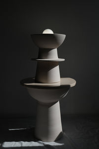 Petite table Vesuvio, en céramique tournée à la main en Italie. Création issue de la collection Libre comme... par Caroline Andréoni & Léa Ginac.
