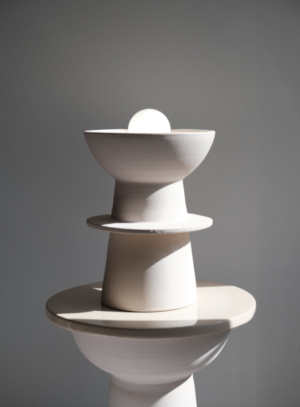 Lampe à poser Vesuvio, en céramique tournée à la main en Italie. Création issue de la collection Libre comme... par Caroline Andréoni & Léa Ginac.