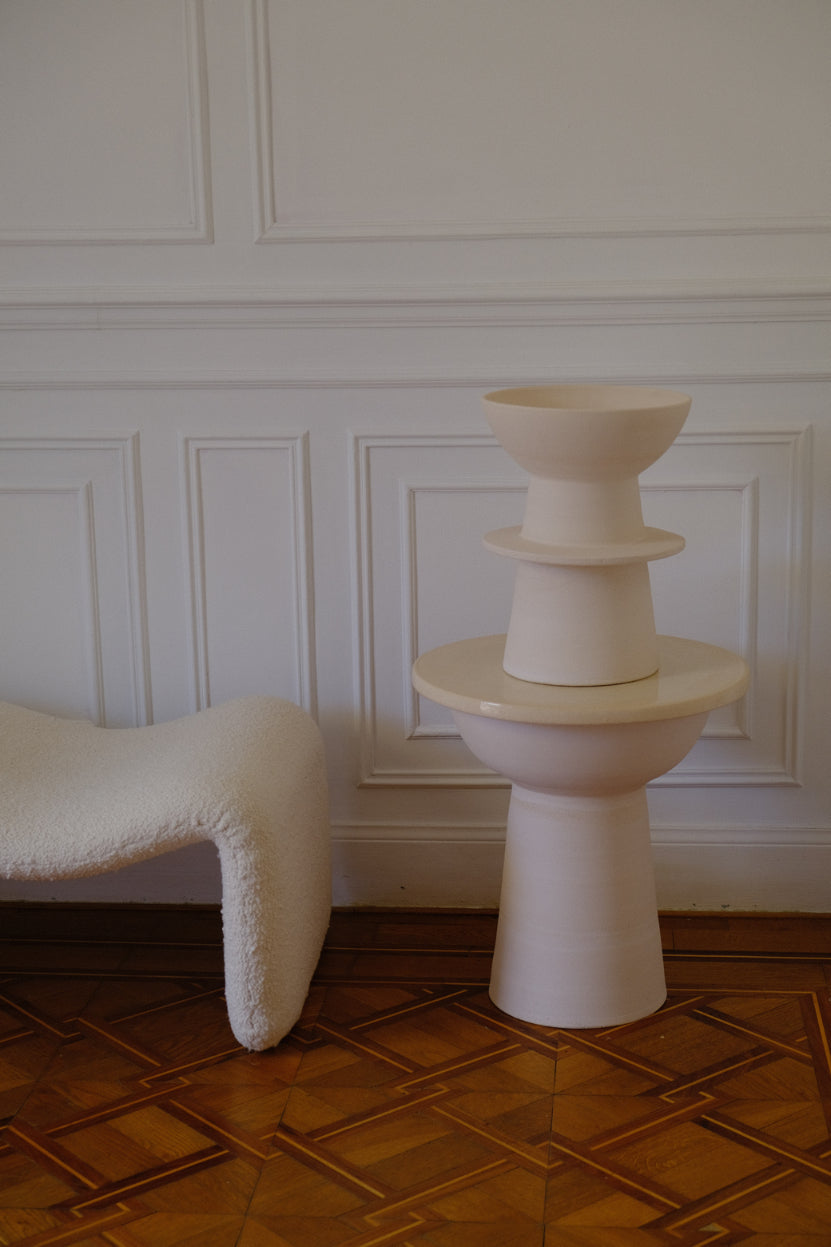 Lampe à poser Vesuvio, en céramique tournée à la main en Italie. Création issue de la collection Libre comme... par Caroline Andréoni & Léa Ginac.