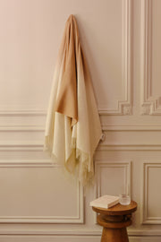 Plaid sur un canapé ou jeté de lit, notre plaid Cozia en baby alpaga au dégradé de couleurs intemporelles et délicates est emblématique du style Caroline Andréoni.