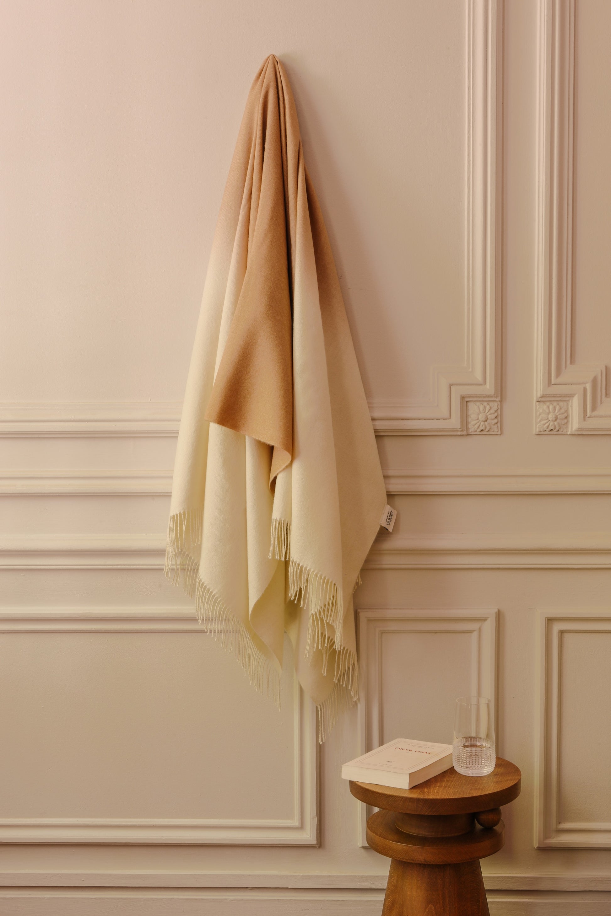 Plaid sur un canapé ou jeté de lit, notre plaid Cozia en baby alpaga au dégradé de couleurs intemporelles et délicates est emblématique du style Caroline Andréoni.