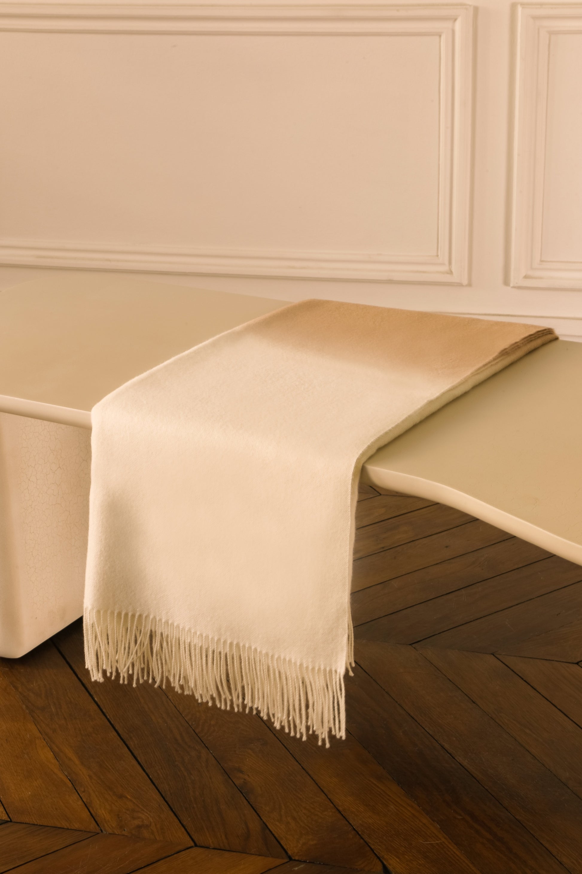 Plaid sur un canapé ou jeté de lit, notre plaid Cozia en baby alpaga au dégradé de couleurs intemporelles et délicates est emblématique du style Caroline Andréoni.