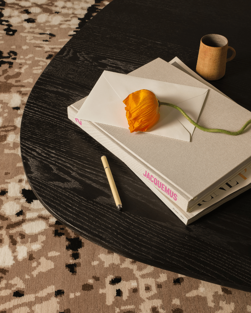 La table à dîner&nbsp;Maho&nbsp;est la première création imaginée par Caroline Andréoni. À&nbsp;la recherche de la table parfaite pour notre showroom, nous avons voulu un meuble intemporel et minimaliste pour l’associer facilement à tout type d'intérieur. Ses forme arrondies, ses pieds asymétriques et son imposant plateau en teck&nbsp;massif lui apportent un design unique.