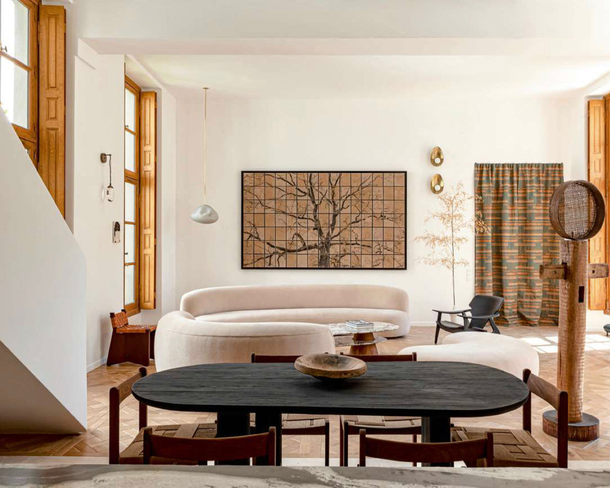 La table à dîner&nbsp;Maho&nbsp;est la première création imaginée par Caroline Andréoni. À&nbsp;la recherche de la table parfaite pour notre showroom, nous avons voulu un meuble intemporel et minimaliste pour l’associer facilement à tout type d'intérieur. Ses forme arrondies, ses pieds asymétriques et son imposant plateau en teck&nbsp;massif lui apportent un design unique.