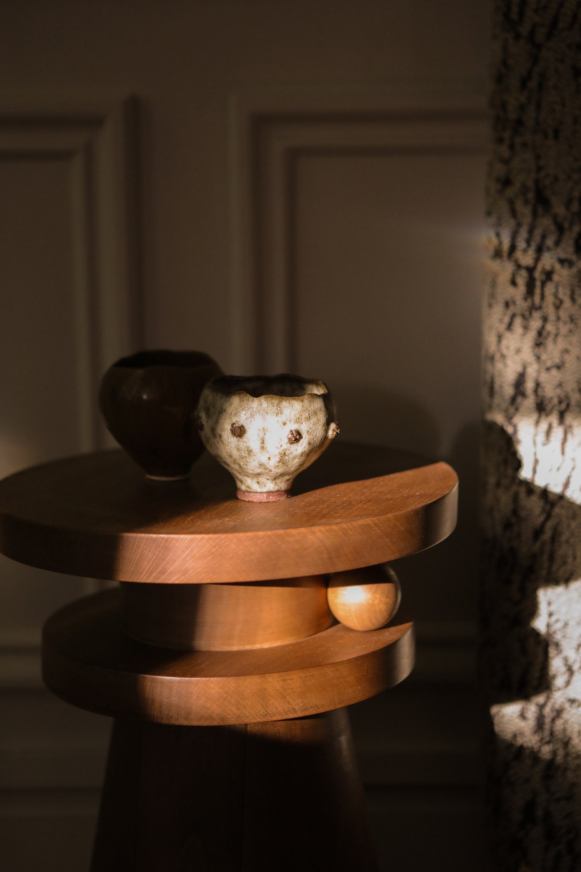 Joya est un objet de décoration nomade aux multiples usages. Tabouret, table d'appoint, bout de canapé, table de chevet, il a été conçu pour vous au quotidien selon vos envies et vos besoins suivre.   Il est décoré d'une boule sculptée entre ses deux plateaux, détail géométrique en asymétrie. Elle semble être posée délicatement, presque en mouvement : le gage d'un travail soigneux et minutieux.