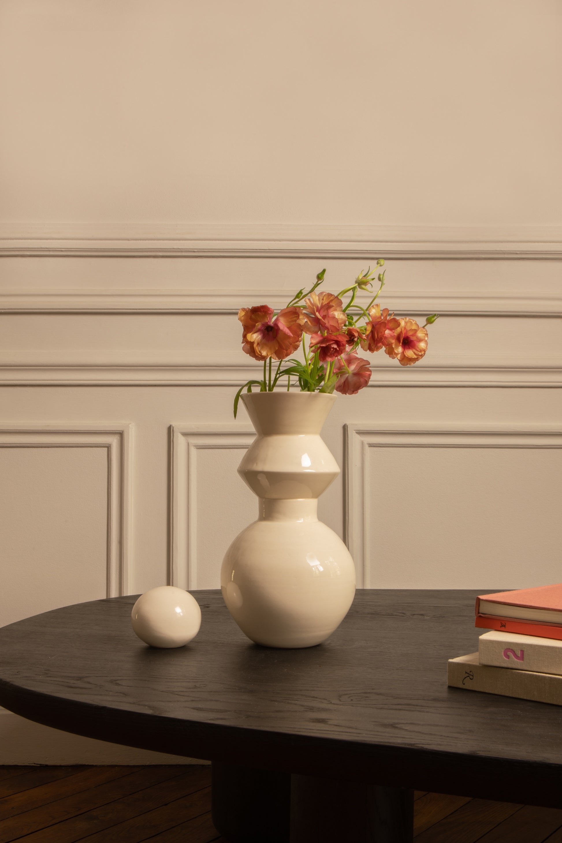 Vase en faïence, céramique blanche émailée. Création artisanale made in France. Formes rondes et généreuses réalisée à la main en France par notre artisan. Posé sur une table basse en bois massif - table Maho en bois brûlé. Pièces en quantité limitée par Caroline Andréoni La Maison. Agence de décoration d'intérieur.