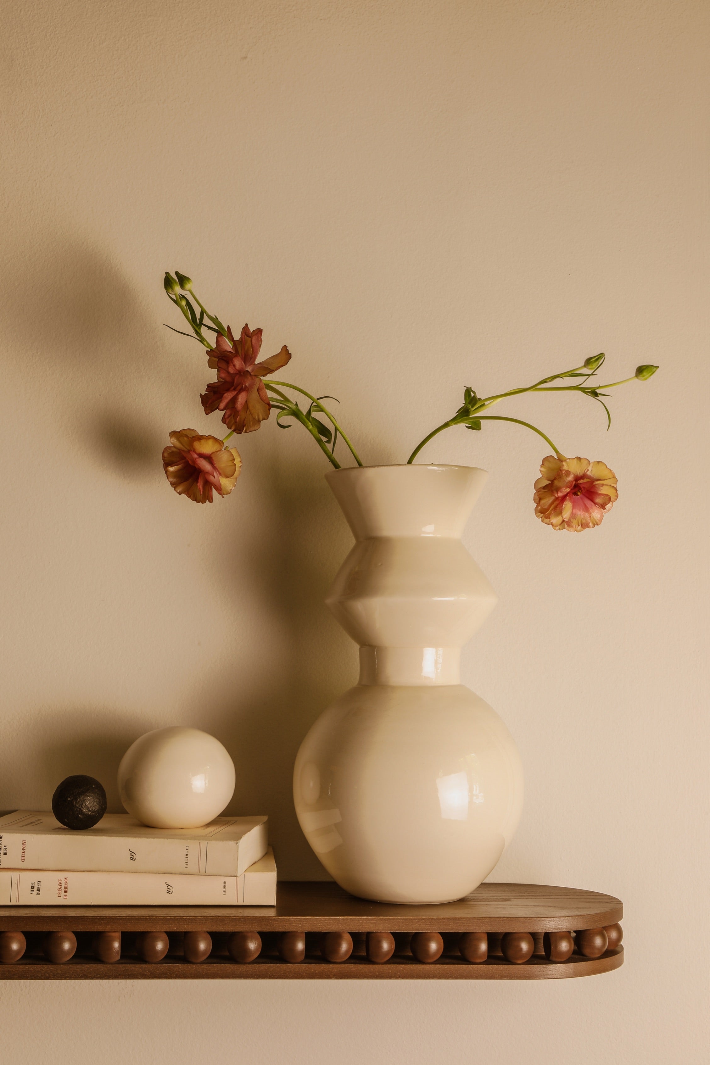 Vase en faïence, céramique blanche émailée. Création artisanale made in France. Formes rondes et généreuses réalisée à la main en France par notre artisan. Etagère Leòn en bois massif, frêne teinté noyer. Etagère décorative.