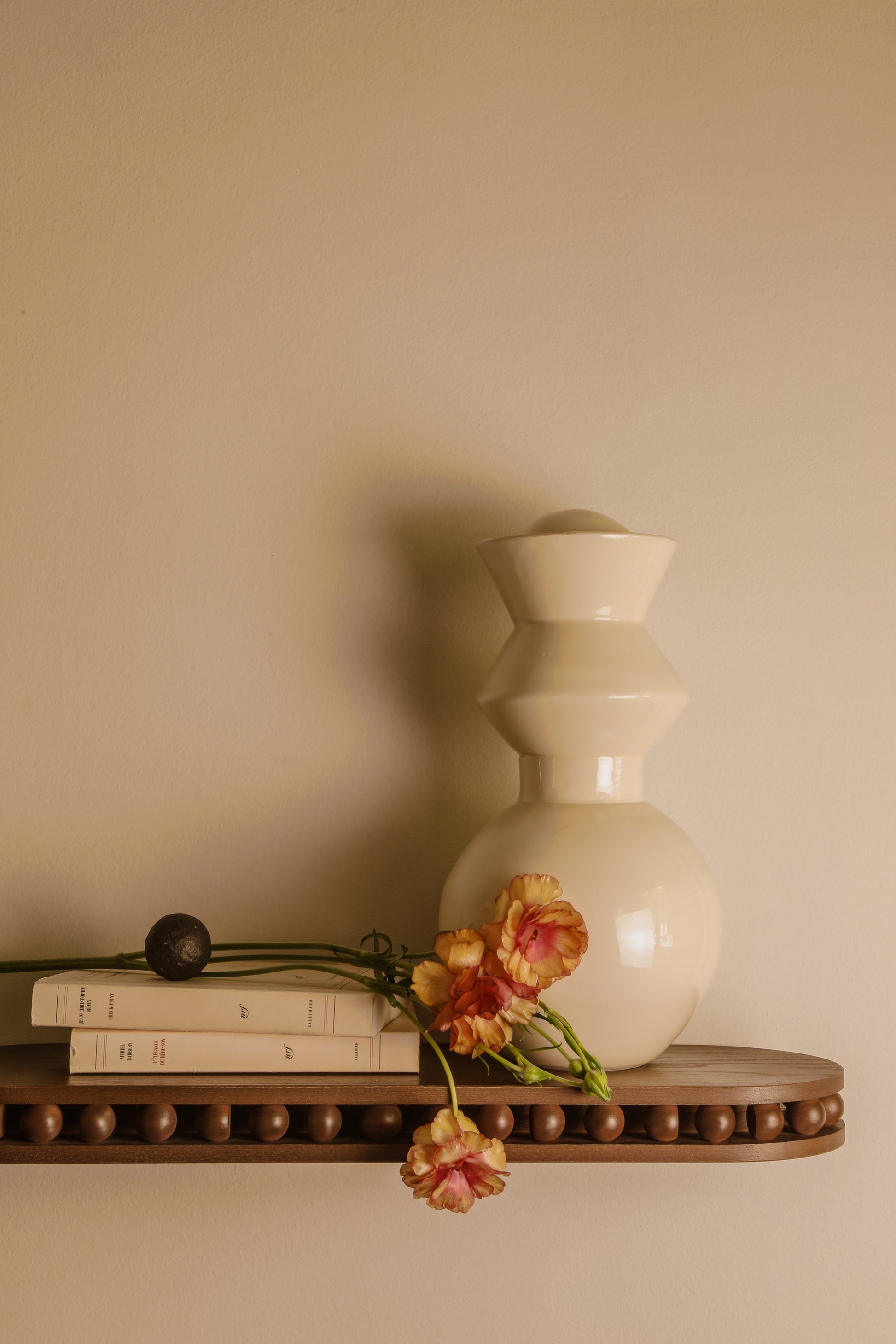 Vase en faïence, céramique blanche émailée. Création artisanale made in France. Formes rondes et généreuses réalisée à la main en France par notre artisan.